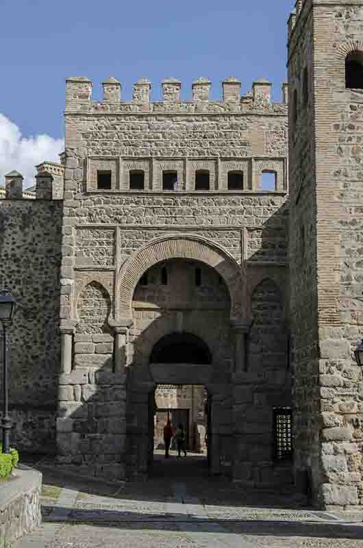 Toledo 030 - Puerta Antigua de Bisagra.jpg